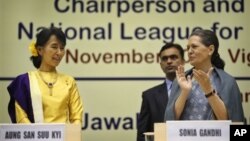 14일 인도 초대 총리 자와할랄 네루의 탄생 기념 강연회 연설 후, 박수를 받는 아웅산 수치 여사(왼쪽).