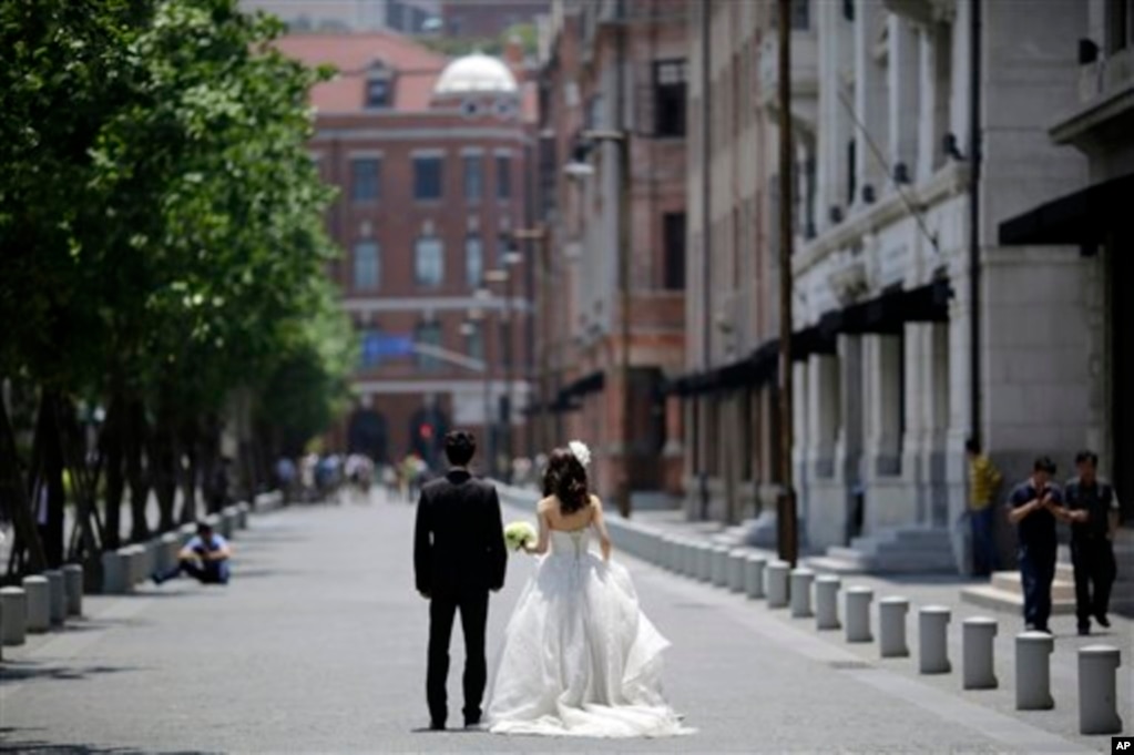 上海街头，一对新人等待拍摄结婚照