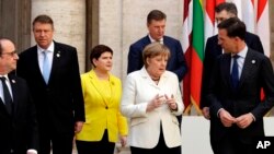 En una serie de discursos, los mandatarios de la UE también admitieron que el bloque ha derivado en una compleja estructura que perdió poco a poco el contacto con sus ciudadanos, lo que se sumó a una crisis financiera que golpeó a varios de sus estados miembros en la última década.