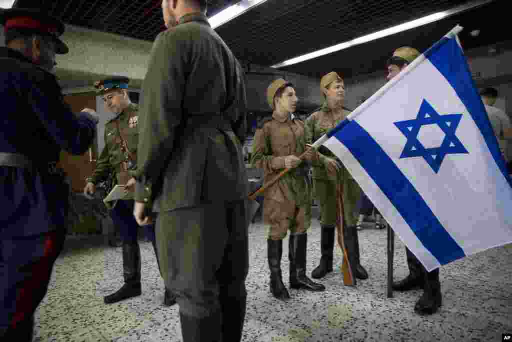 گروهی در اسرائیل در آستانه روز نهم ماه مه یا &laquo;روز پیروزی&raquo; که یادآور شکست آلمان نازی است، نمایشگاه اسلحه در شهر اِشدود در غرب اسرائیل برگزار کردند.