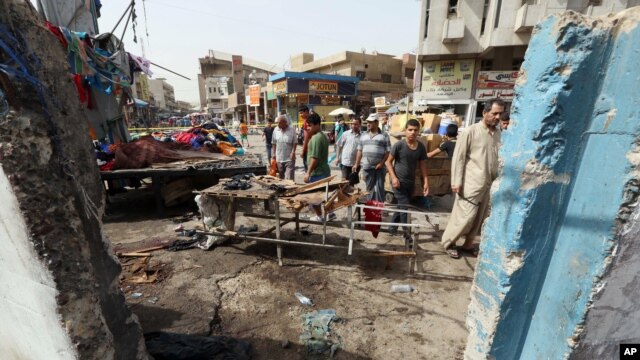 Civiles inspeccionan el sitio de un ataque suicida en Bagdad, Irak, el jueves, 17 de septiembre de 2015.