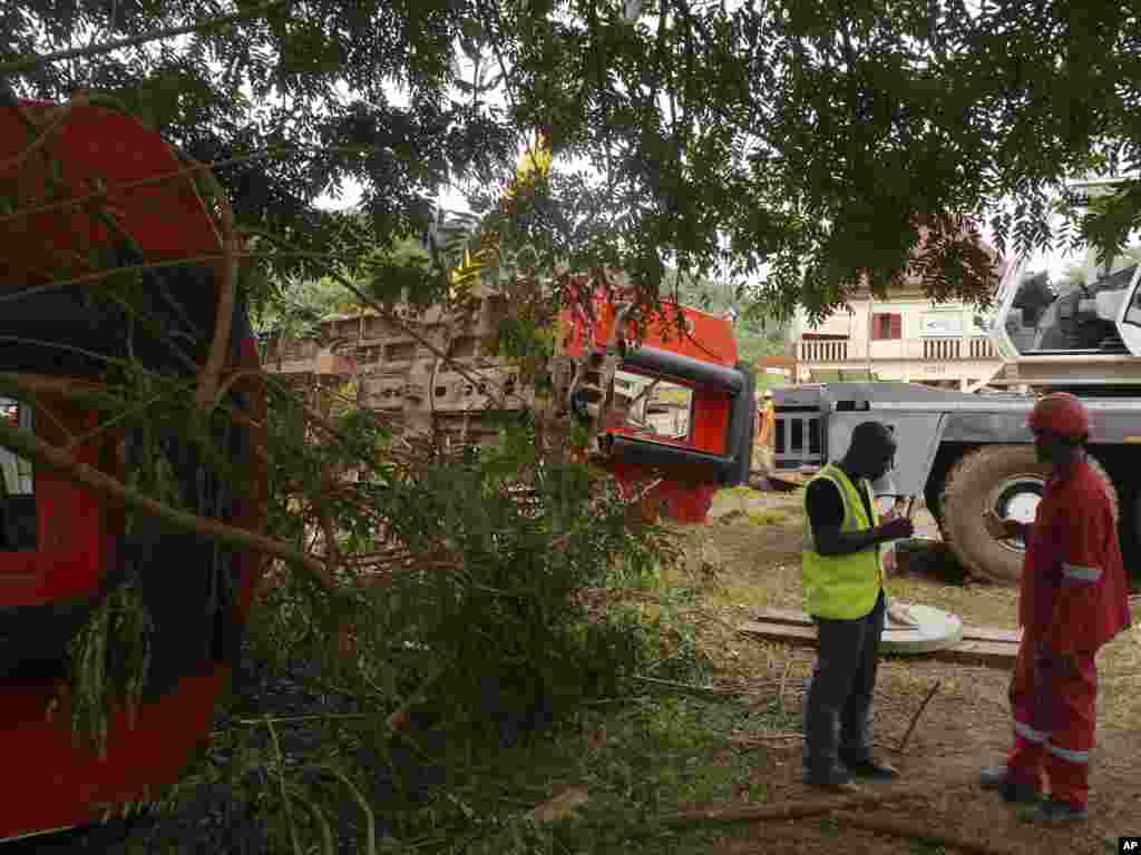 Des secouristes se tiennent près des débris d'un train déraillé à Eseka, Cameroun, 22 octobre 2016.