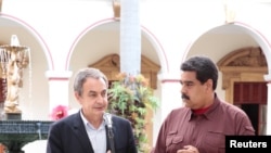 El ex primer ministro español José Luis Rodríguez Zapatero, izquierda, habla junto al presidente de Venezuela, Nicolás Maduro, después de su reunión en el Palacio Miraflores, en Caracas, Venezuela, el 23 de noviembre de 2016.