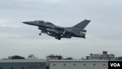 타이완 공군 소속 F-16V 전투기가 이륙하고 있다.