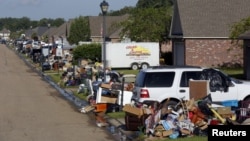 Los habitantes de St. Amant, Luisiana han tenido que botar muebles y objetos personales dañados en las inundaciones.