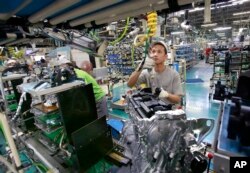 지난해 8월 일본 요코하마의 닛산 자동차 공장에서 노동자들이 자동차를 조립하고 있다.