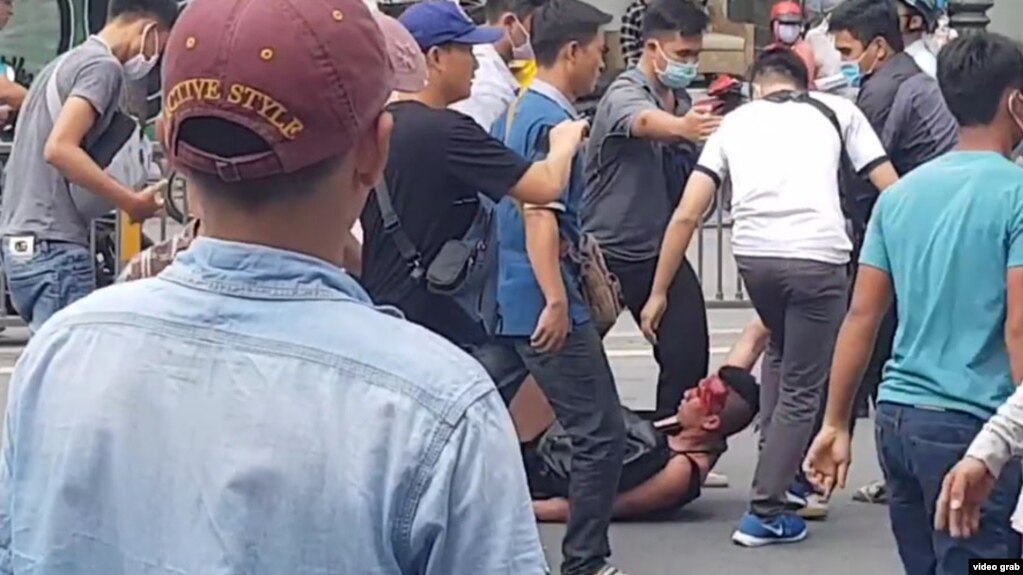 Will Nguyễn bị kéo trên đường phố Sài Gòn trong một cuộc biểu tình.