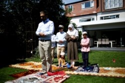 Keluarga Muslim melakukan salat Ied di rumah masing-masing akibat pandemi virus corona (foto: ilustrasi).