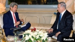 U.S. Secretary of State John Kerry (L) meets with Israeli Prime Minister Benjamin Netanyahu at Villa Taverna in Rome, Dec. 15, 2014. 