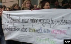 Цитуючи Карла Маркса, учасники протесту стверджують, що «У державі лише троє можуть розмовляти недержавною мовою - гість, невільник і окупант».