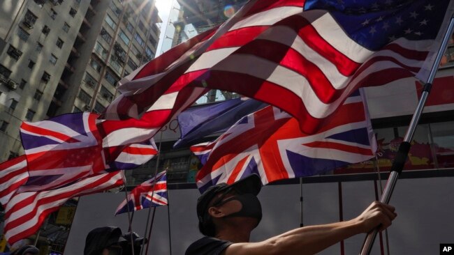 香港示威者手举英国和美国国旗举行抗议集会。(2019年10月20日)