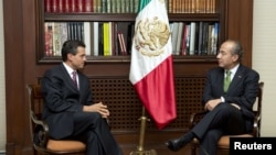 El presidente electo Enrique Peña Nieto, izquierda, se reune con el presidente de México Felipe Calderón en la residencia de Los Pinos.