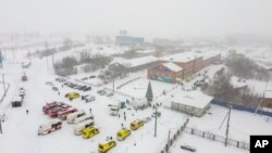 25일 폭발 사고가 발생한 러시아 시베리아 케메로포의 라스트바즈나야 탄광 주변에 구급차와 소방차들이 세워져있다.