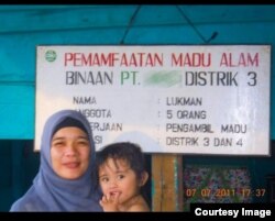Candra Lela membawa anaknya masuk hutan Jambi sejak bayi berumur 22 hari, mengumpulkan madu lebah dorsata (foto: courtesy).