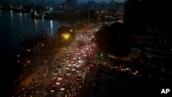 Sài Gòn giờ tan tầm, giao thông càng trầm trọng hơn khi đường phố ngập lụt.
