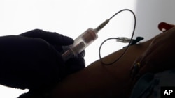 Một bệnh nhân được lấy máu để trắc nghiệm sinh thiết lỏng tại một bệnh viện ở Philadelphia.
