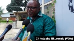 Léandre Sikuyavuga, directeur adjoint du groupe de presse Iwacu à Bujumbura, Burundi, 22 févreier 2017. (VOA/Christophe Nkurunzia)