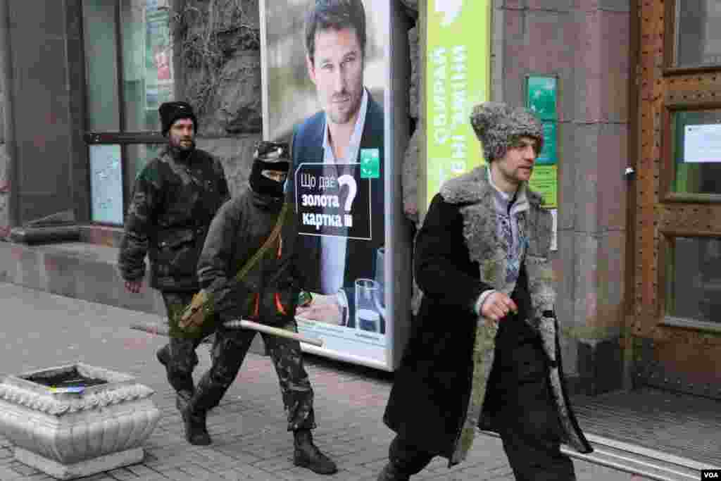 Под стенами Киевской городской государственной администрации. Протестующие на Евромайдане выполнили требования власти &ndash; освободили здание столичной мэрии и проезжую часть улицы Грушевского.