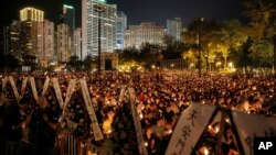 Puluhan ribu warga menghadiri doa bersama untuk memperingati tragedi Tiananmen di Lapngan Victoria, Hong Kong (4/6). (AP/Kin Cheung)