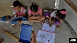 Ilustrasi - Murid-murid SD di desa bukit Temulawak, Yogyakarta, sedang belajar secara online menggunakan ponsel pintar, 8 Mei 2020. (Foto: AFP)