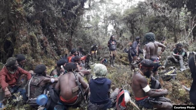 Pasukan Tentara Pembebasan Nasional Papua Barat (TPNPB) saat berada di salah satu pegunungan di Papua. (Courtesy: TPNPB-OPM)