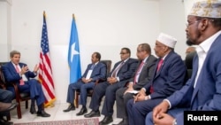 U.S. Secretary of State John Kerry (L) meets with President Hassan Sheikh Mohamud, second from left, Prime Minister Omar Abdirashid Ali Sharmarke, fourth from right, and regional Somali leaders at the airport in Mogadishu, Somalia, May 5, 2015.