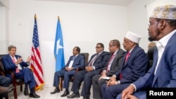 FILE - U.S. Secretary of State John Kerry (L) meets with President Hassan Sheikh Mohamud, second from left, Prime Minister Omar Abdirashid Ali Sharmarke, fourth from right, and regional Somali leaders at the airport in Mogadishu, Somalia, May 5, 2015.