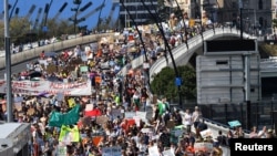 Para pengunjuk rasa perubahan iklim menyeberangi Jembatan Victoria dalam aksi "Global Strike 4 Climate" di Brisbane, Australia, 20 September 2019.