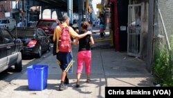 Pasangan muda-mudi AS berjalan di distrik Kensington, Philadelphia, Pennsylvania (foto: ilustrasi). 