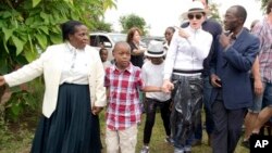 Penyanyi Madonna (kedua dari kanan) melakukan kunjungan ke panti asuhan Mphandura dekat Lilongwe, Malawi bersama dua anak adopsinya (5/4). 