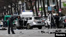 La policía berlinesa inspecciona la escena de la explosión de un auto en Berlín, Alemania.