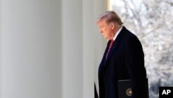 El presidente Donald Trump dijo a la prensa al salir de la Casa Blanca que será decisión del secretario de Justicia qué hacer con el informe de Mueller.