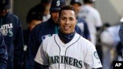 Authorities say the latest charges in the smuggling scheme stem from an earlier prosecution of four people linked to the smuggling of Leonys Martin, who defected in 2010 and now plays for the Seattle Mariners. 