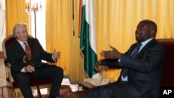 Tsohon ministan harkokin wajen Faransa yake tattaunawa da shugaba Laurent Gbagbo a fadar gwamnati a Abidjan.