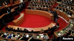 Le président ivoirien Alassane Ouattara devant le parlement à Abidjan, 5 octobre 2016.