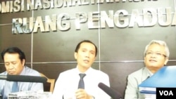 Komisioner Komnas HAM Nur Kholis (tengah) dalam sebuah konferensi pers. (Foto: Dok)