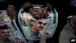 An elderly Palestinian man holds a poster with a picture of released prisoner Na'em al-Shawamreh and Arabic that reads his name and "the dean of the released prisoners, 20 years in captivity," during celebrations at the Palestinian headquarters, in the We