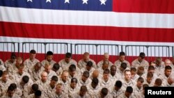 Американские морпехи молятся перед прибытием президента США на базу морской пехоты Camp Pendleton в Калифорнии. 7 августа 2013 г.