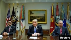 Predsednik Donald Tramp na sastanku o poreskoj reformi sa predsedavajućim Predstavničkog doma Polom Rajanom i liderom senatske većine Mičom Mekonelom. 