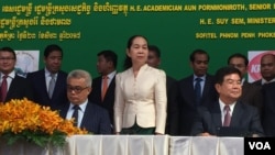 Finance Minister Aun Pornmoniroth, left, and Energy Minister Suy Sem, right, at the signing ceremony of the Petroleum Agreement for Offshore Oil Field Development in Block A, Phnom Penh, Cambodia, Wednesday, August 23, 2017. (Hul Reaksmey/VOA Khmer) 