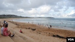 A view of the beach and pool at Dee Why, a town north of Sydney that is home to Australia's largest Tibetan community. (Amy Yee for VOA News)