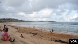 A view of the beach and pool at Dee Why, a town north of Sydney that is home to Australia's largest Tibetan community. (Amy Yee for VOA News)