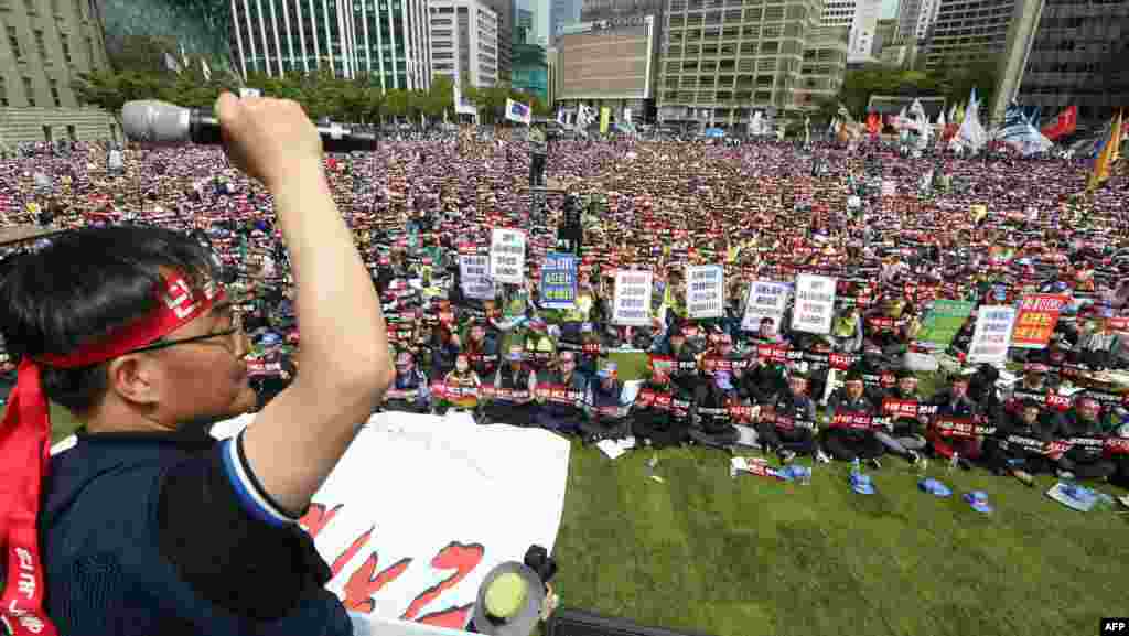 South Korean unionized workers stage a May Day rally in front of City Hall in Seoul, May 1, 2016. Tens of thousands of South Koreans took part in May Day protests to criticize government labor reforms and to call for a higher minimum wage.
