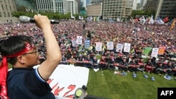South Korean unionized workers stage a May Day rally in front of City Hall in Seoul, May 1, 2016. Tens of thousands of South Koreans took part in May Day protests to criticize government labor reforms and to call for a higher minimum wage. 