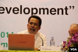 Dr. Kem Ley, an independent social analyst and guest speaker in this forum, discusses the topic ‘development challenges in Cambodia and the Mekong Sub-region’. (Nov Povleakhena/VOA Khmer)