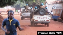 Une patrouille de la Minusca dans une rue à Bria, en Centrafrique, le 21 février 2017. (VOA/Freeman Sipila)