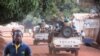 Une patrouille de la Minusca dans une rue à Bria, en Centrafrique, le 21 février 2017. (VOA/Freeman Sipila)