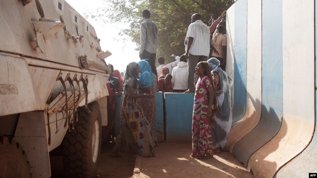 Les habitants du quartier majoritairement musulman du PK5 manifestent devant le siÃ¨ge de la MINUSCA, la mission de maintien de la paix des Nations Unies en RÃ©publique centrafricaine, Ã  Bangui, le 11 avril 2018.