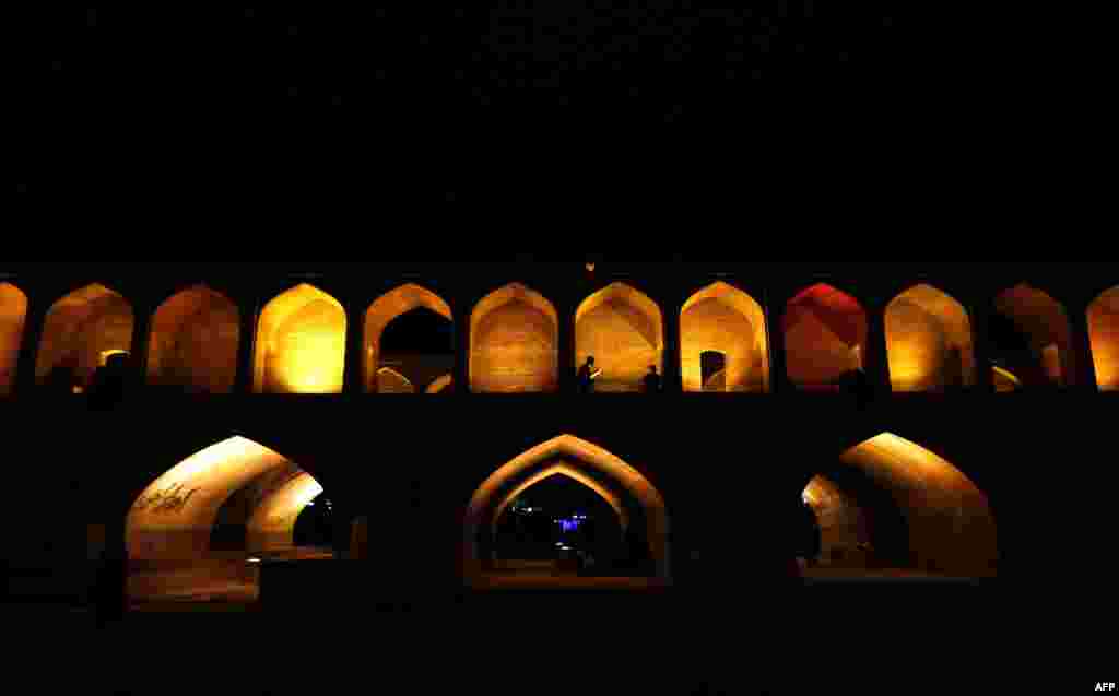 ពលរដ្ឋ​អ៊ីរ៉ង់​ដើរ​នៅ​ជិត​ស្ពានឈ្មោះ&nbsp;Si-o-Se Pol ឬ​ស្ពាន&nbsp;33 Arches នៅ​លើ​ទន្លេ&nbsp;Zayandeh Rud នៅ​ក្រុង​&nbsp;Isfahan ដែល​កំពុង​ជួប​គ្រោះ​រាំង​ស្ងួត​ដោយ​សារ​តែ​ទឹក​ស្រក​ខ្លាំង។