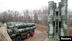 지난 3월 러시아 칼리닌그라드 인근 그바르데이스크 마을 밖 군사 기지에 ‘S-400’ 방공 미사일이 배치돼 있다. (자료사진)